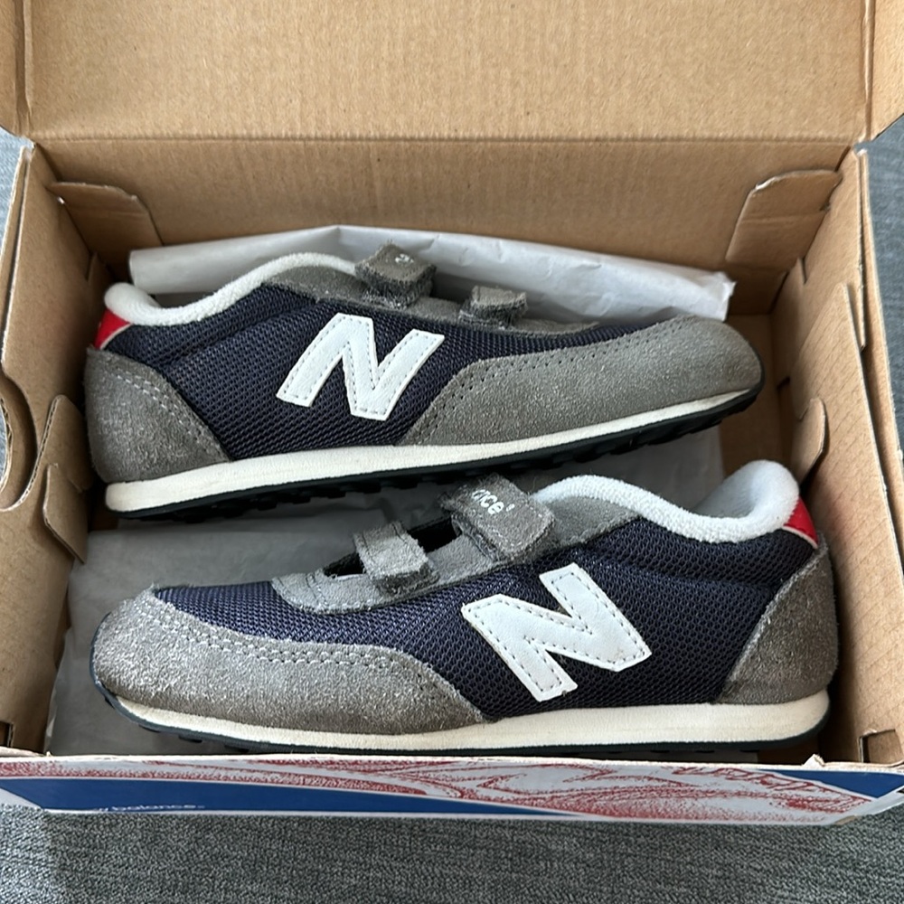 EUC NEW BALANCE 410 Velcro Sneaker - Picture 9 of 9